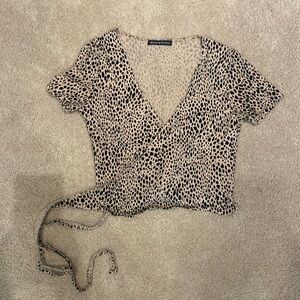 Brandy Melville wrap front baby tee crop leopard print, tan & black